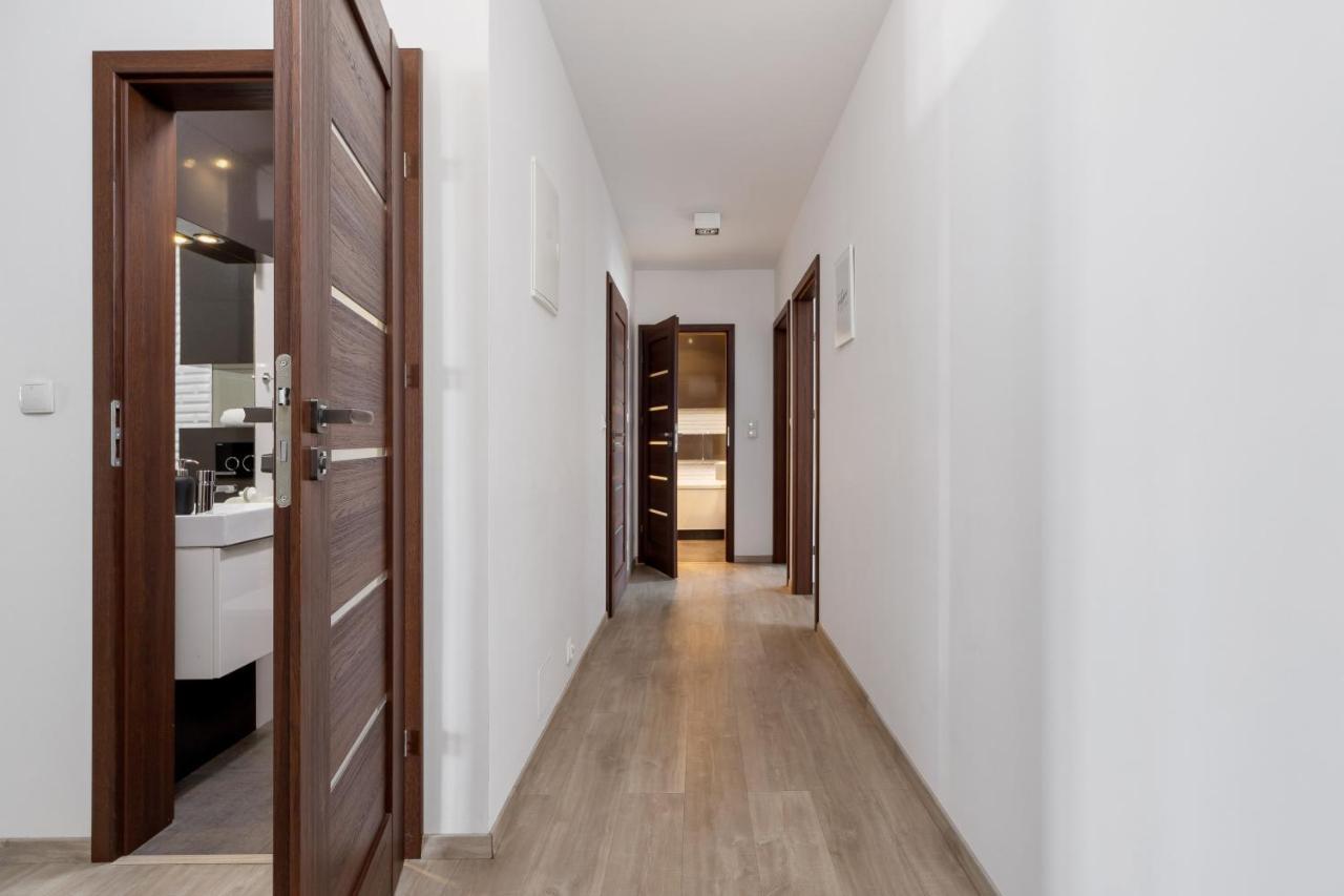 Avia Apartment Three Bedroom Two Balcony Ac & Parking By Noclegi Renters Kraków Exteriör bild