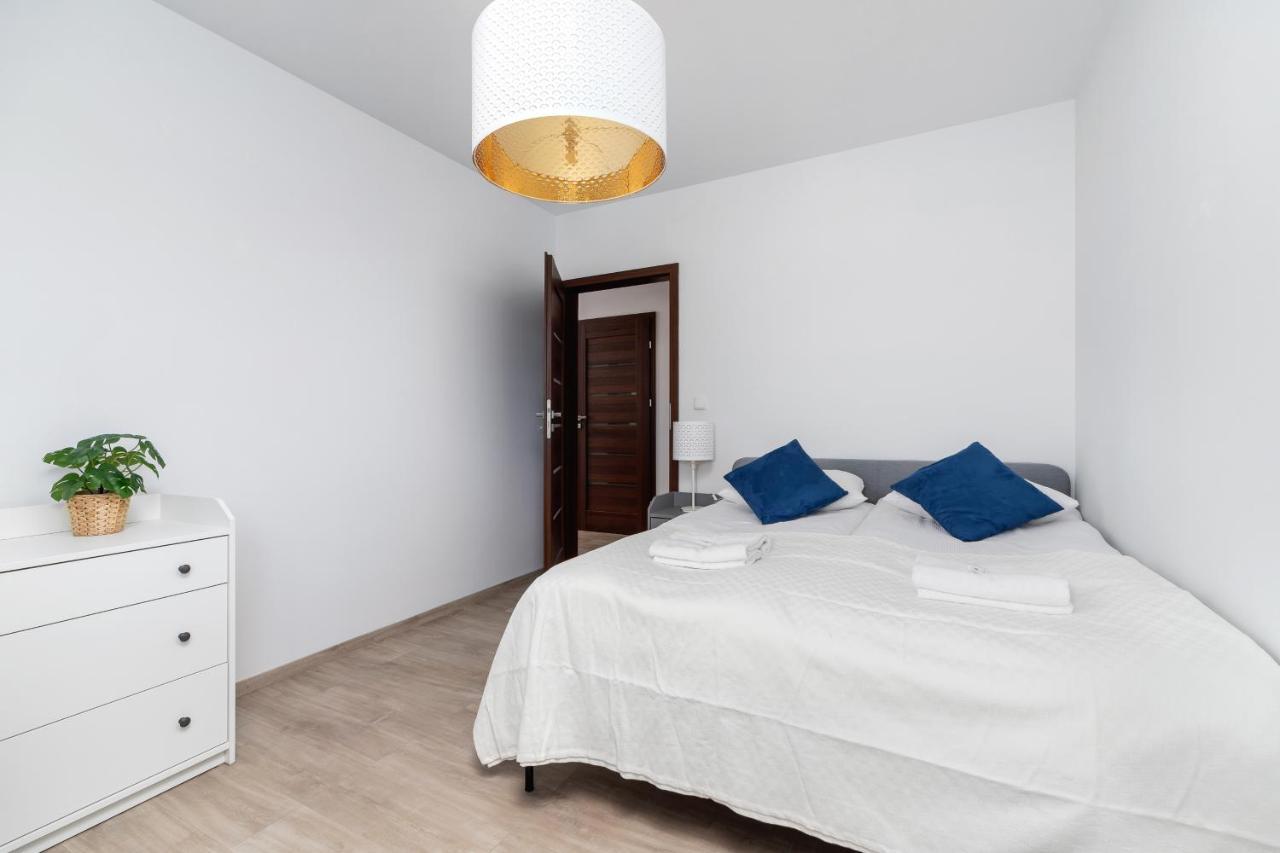 Avia Apartment Three Bedroom Two Balcony Ac & Parking By Noclegi Renters Kraków Exteriör bild