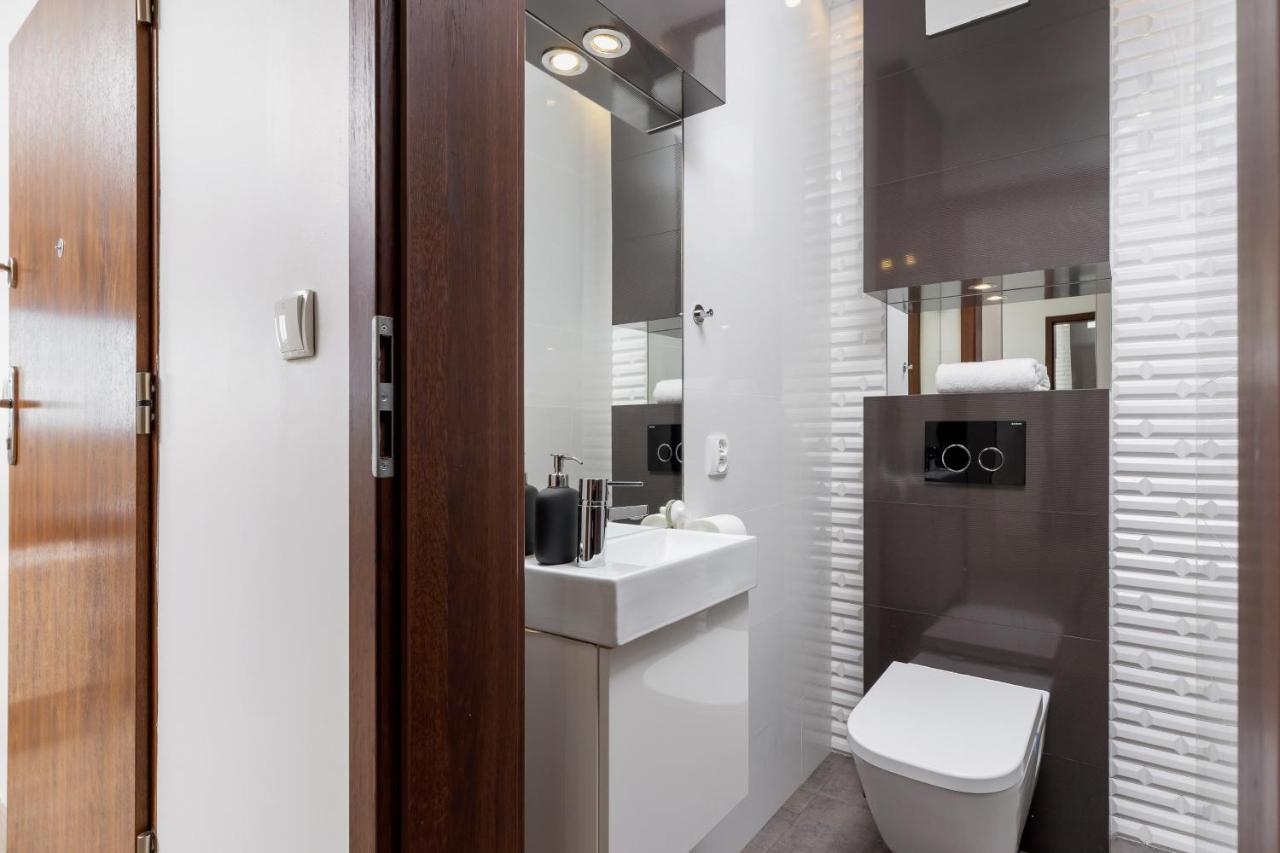 Avia Apartment Three Bedroom Two Balcony Ac & Parking By Noclegi Renters Kraków Exteriör bild