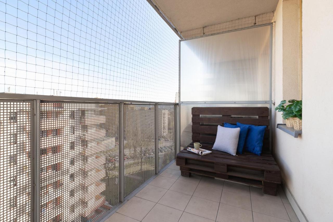 Avia Apartment Three Bedroom Two Balcony Ac & Parking By Noclegi Renters Kraków Exteriör bild