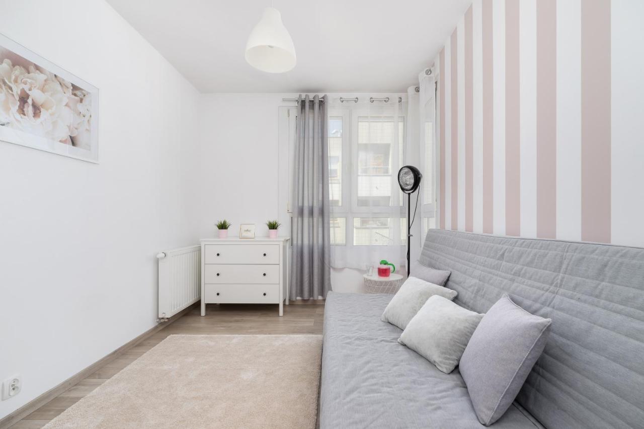 Avia Apartment Three Bedroom Two Balcony Ac & Parking By Noclegi Renters Kraków Exteriör bild