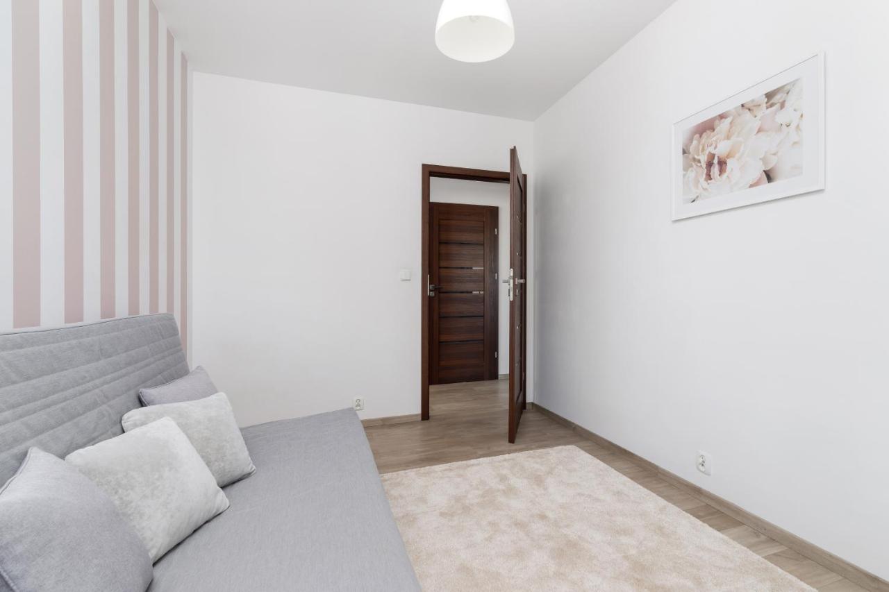 Avia Apartment Three Bedroom Two Balcony Ac & Parking By Noclegi Renters Kraków Exteriör bild