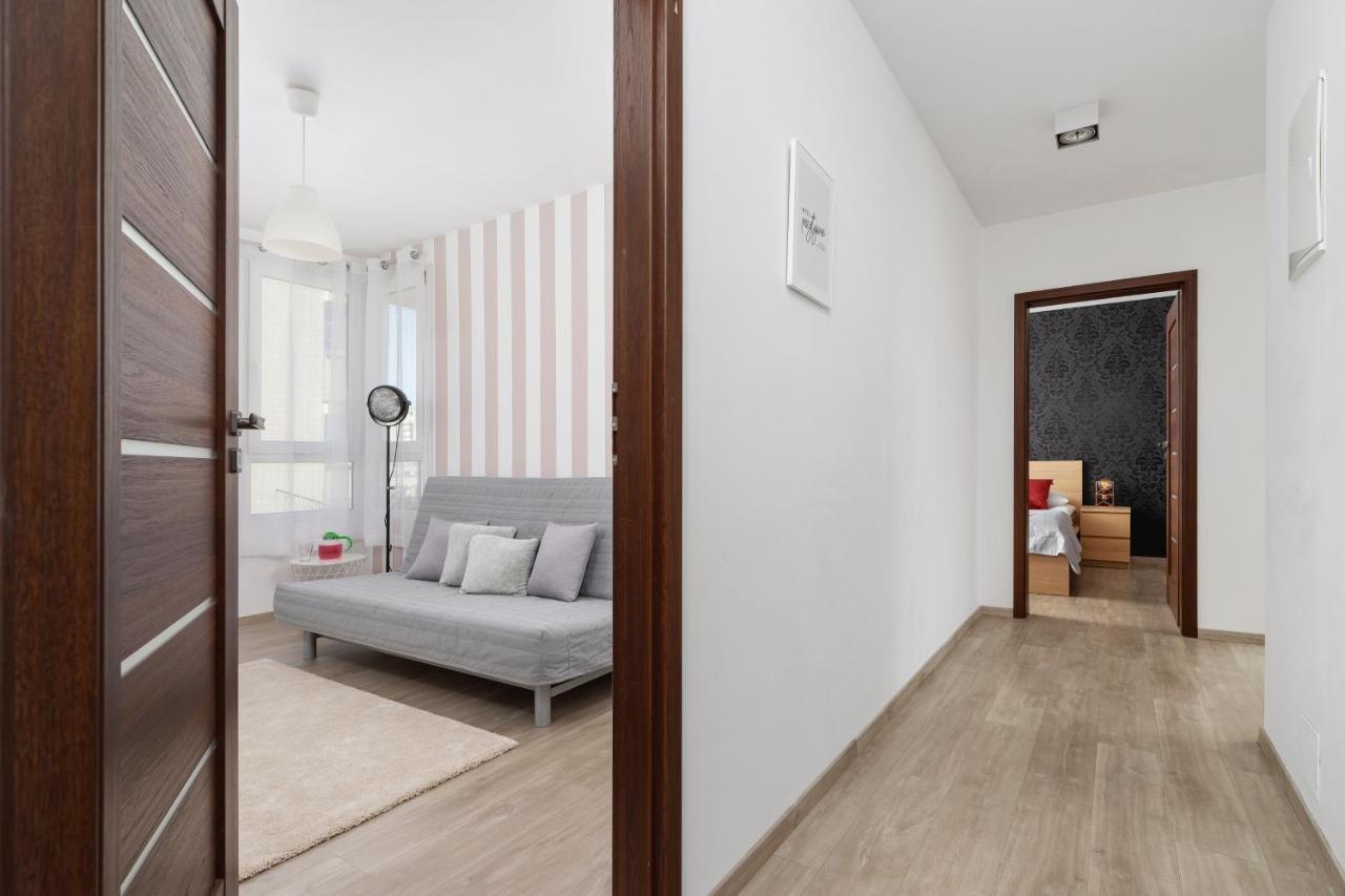 Avia Apartment Three Bedroom Two Balcony Ac & Parking By Noclegi Renters Kraków Exteriör bild